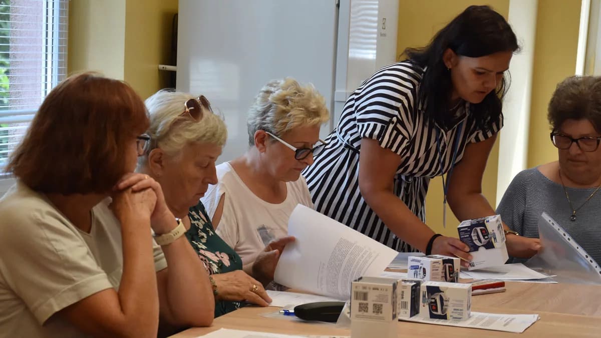 Kolejni seniorzy z opaskami bezpieczeństwa. Aktualnie w gminie korzysta z nich już 110 osób, a chętnych jest mnóstwo