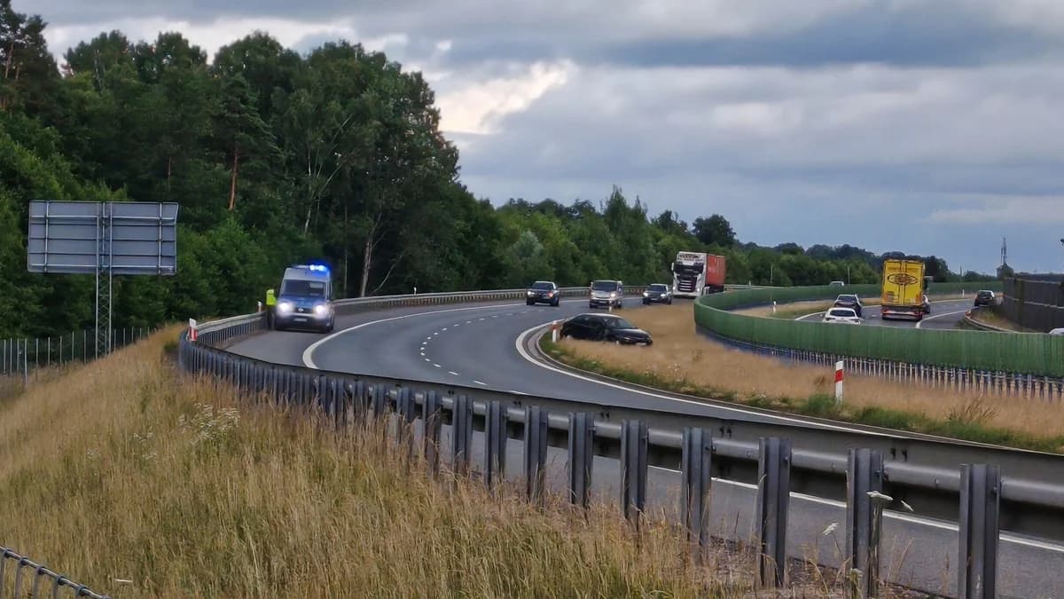 Kolizja ciężarówki z osobówką na S7 pod Ostródą