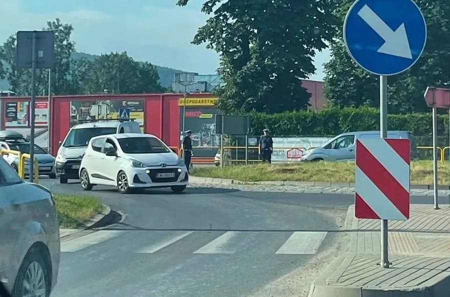Kolizja na DK52 pod Wadowicami. Wiadukt kolejowy uszkodzony, droga zablokowana na wiele godzin