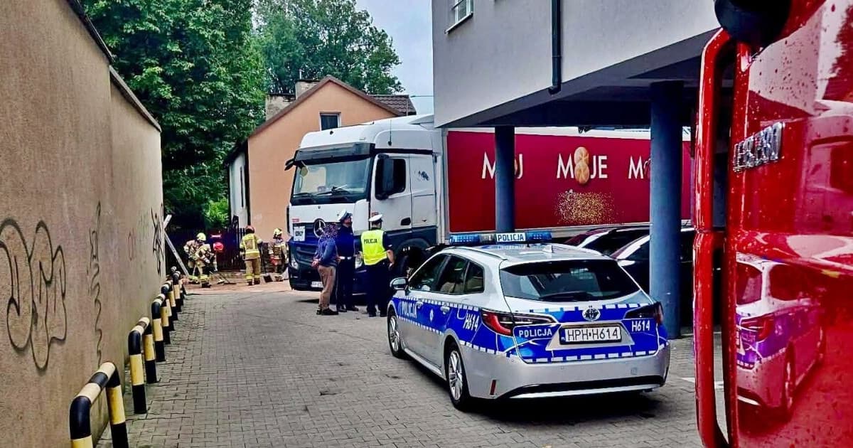 Kolizja przy rampie rozładunkowej w Płońsku. Rozszczelnił się zbiornik paliwa