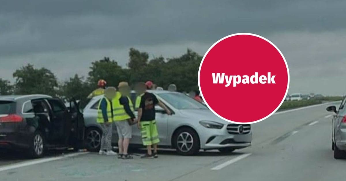 Kolizja trzech aut na A4. Zablokowany pas w kierunku Wrocławia, tworzą się korki