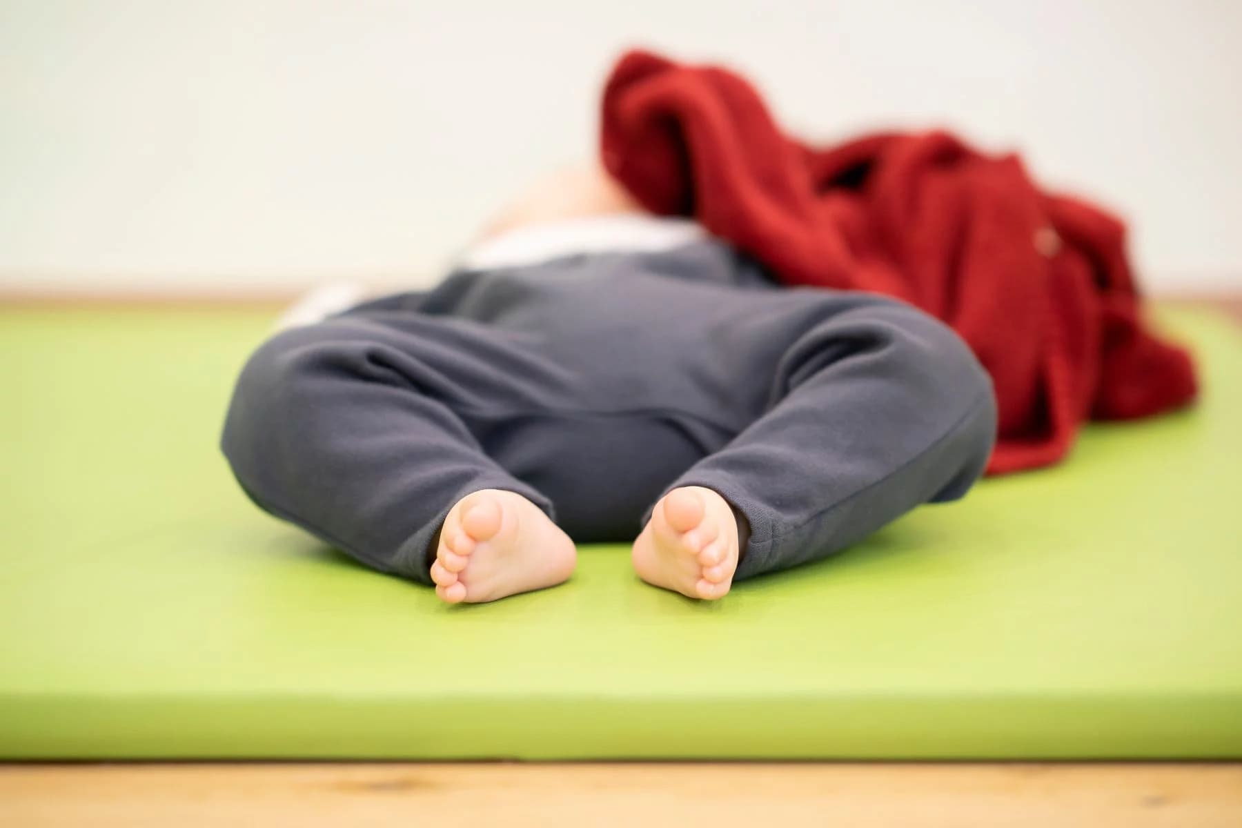 Kolka, asymetria czy problemy ze snem? Jak osteopatia pediatryczna pomaga niemowlętom
