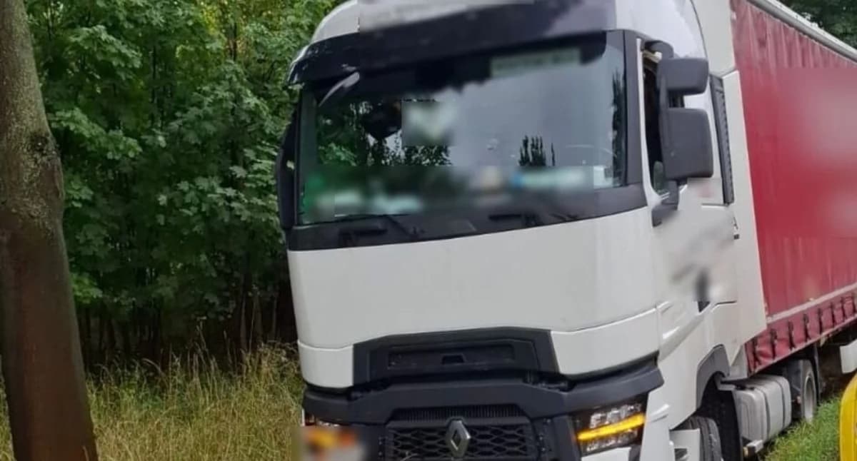 Kompletnie pijany kierował ciężarówką. Jazdę zakończył w rowie, a następnego dnia stanął przed sądem