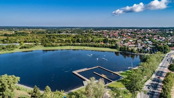 Koniec z darmowym parkowaniem nad zalewem w Wasilkowie. Teraz trzeba płacić
