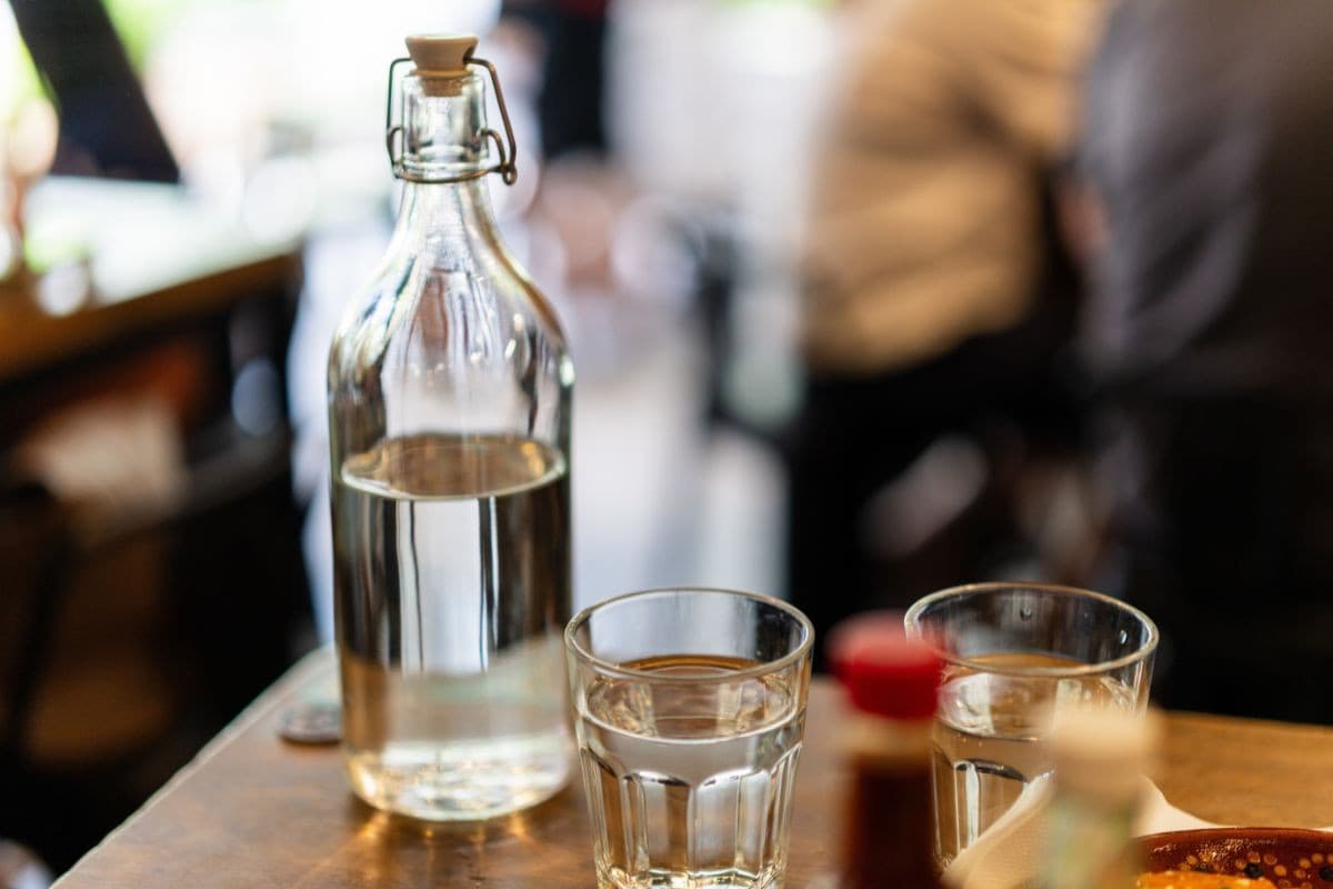 Koniec z płaceniem 15 zł za butelkę. Nadchodzi rewolucja w polskich restauracjach