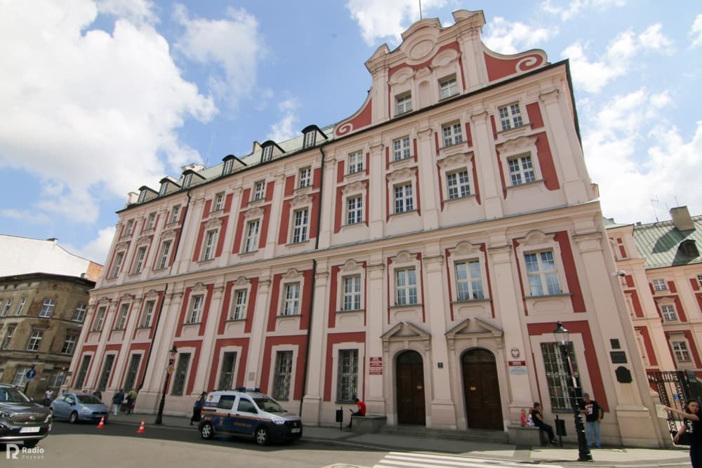 Kontrole przy wejściu na obrady. To efekt ataku ciastem na prezydenta Poznań