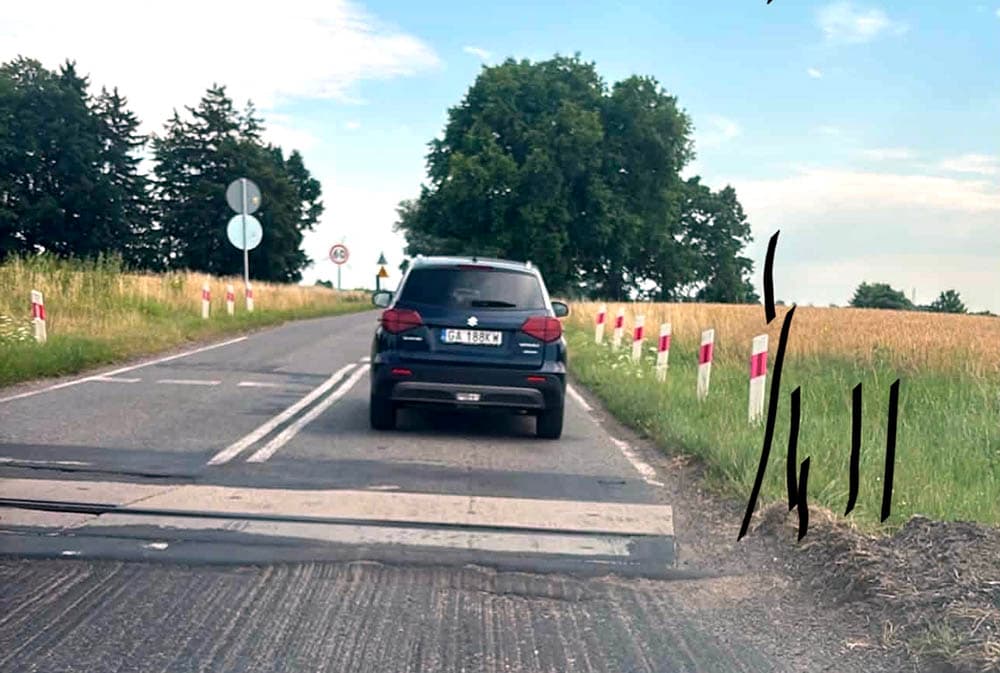 Korki, bałagan i niebezpieczny uskok na drodze do Golczewa. Kierowcy grzmią: „Można rozwalić felgi i zawieszenie!”