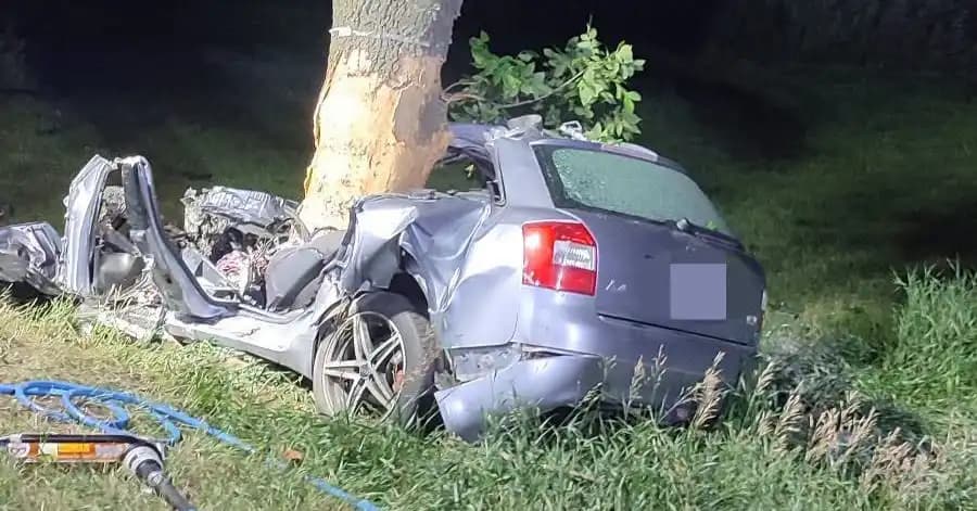 Koszmarny wypadek na Mazowszu. Samochód roztrzaskał się o drzewo