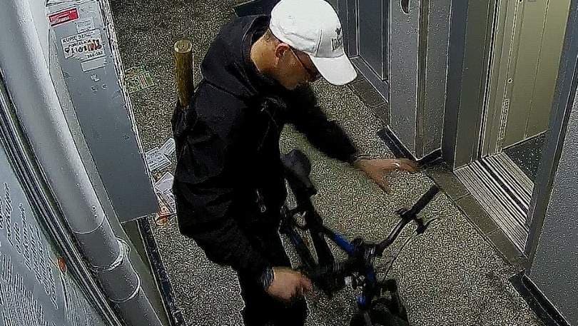 Kradzież w oku kamery. Policja stara się ustalić tożsamość mężczyzn ze zdjęć