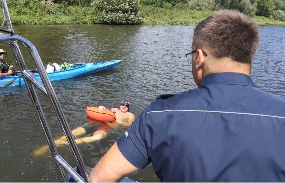 Kraków na trasie niezwykłego wyzwania. Jacek Pałubicki płynie wpław 942 kilometry Wisłą dla dzieci z FASD