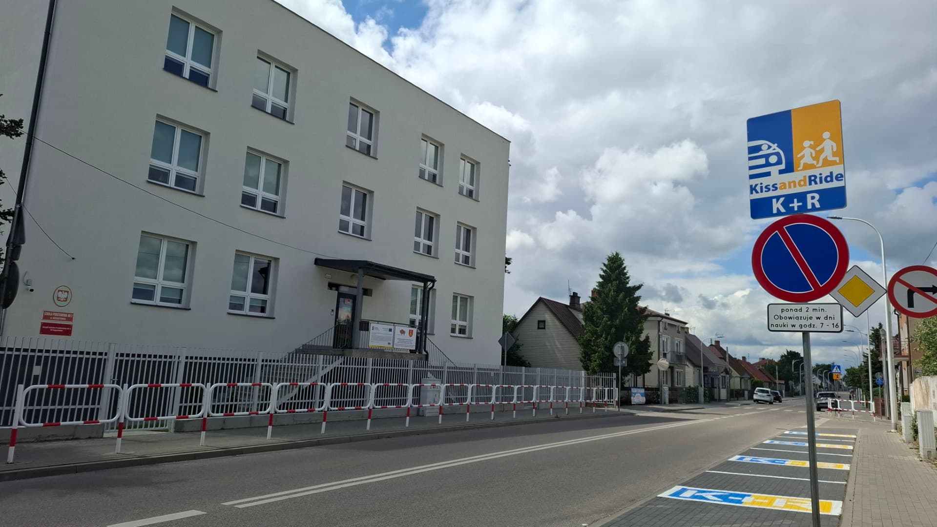 Krótkie postoje zamiast korków. Augustów ma strefy "Kiss and Ride"