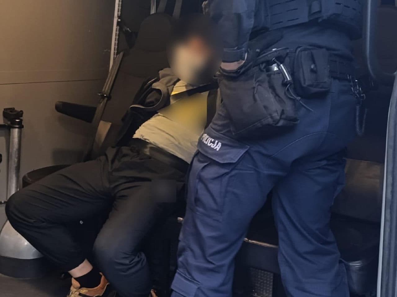 Krzyczał i straszył ludzi przy jednym ze sklepów. Prosił się o zatrzymanie