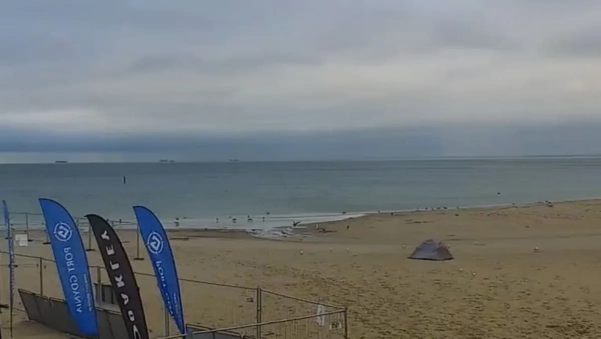 Ktoś śpi w namiocie na plaży w taką pogode gratuluję pomysłodawcy