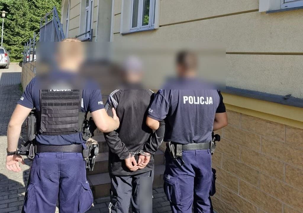 Kudowscy policjanci zatrzymali mężczyznę za posługiwanie się przywłaszczoną kartą płatniczą