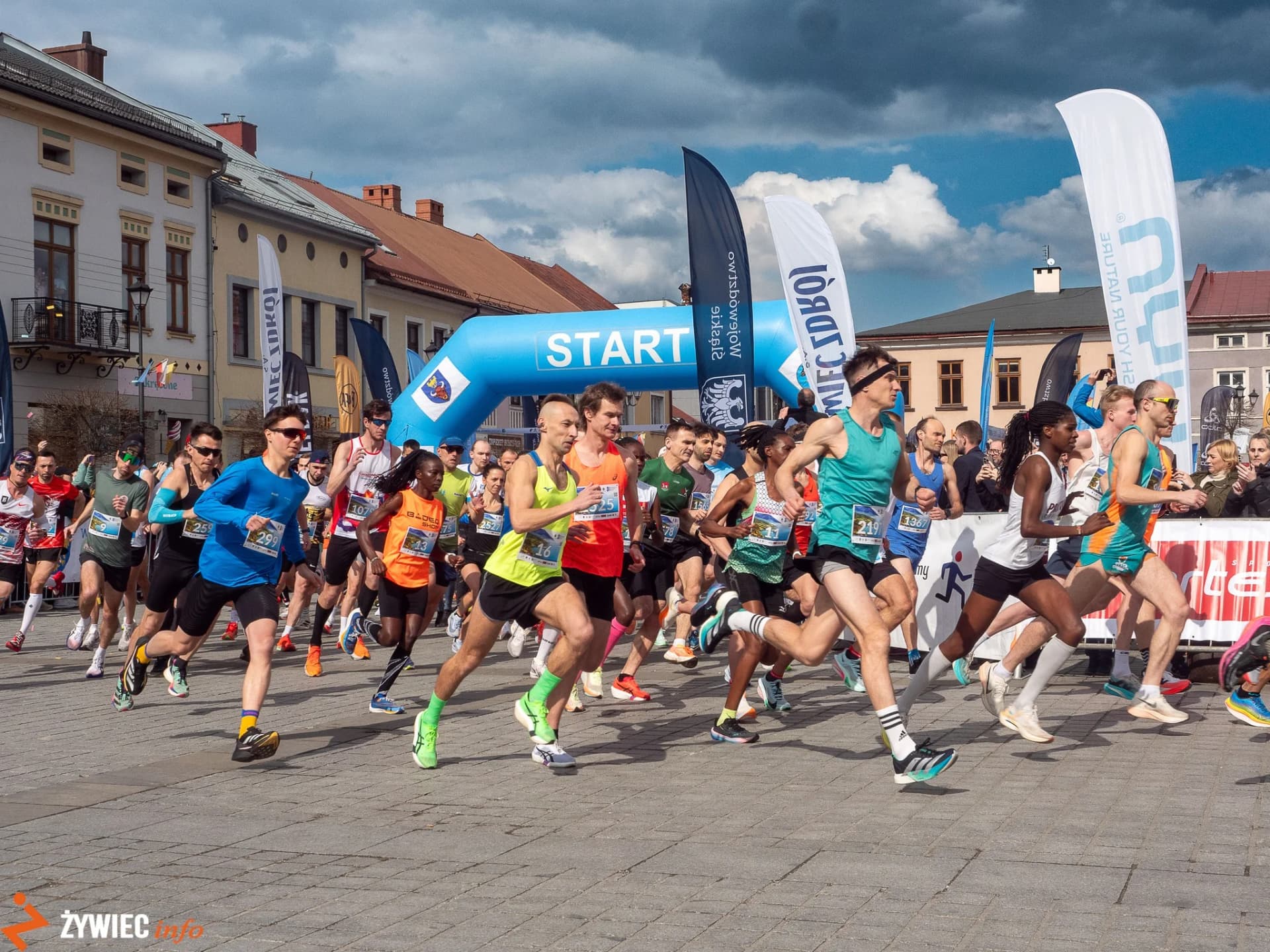 Kultowy bieg powraca! Znamy oficjalną datę 26. Półmaratonu Dookoła Jeziora Żywieckiego