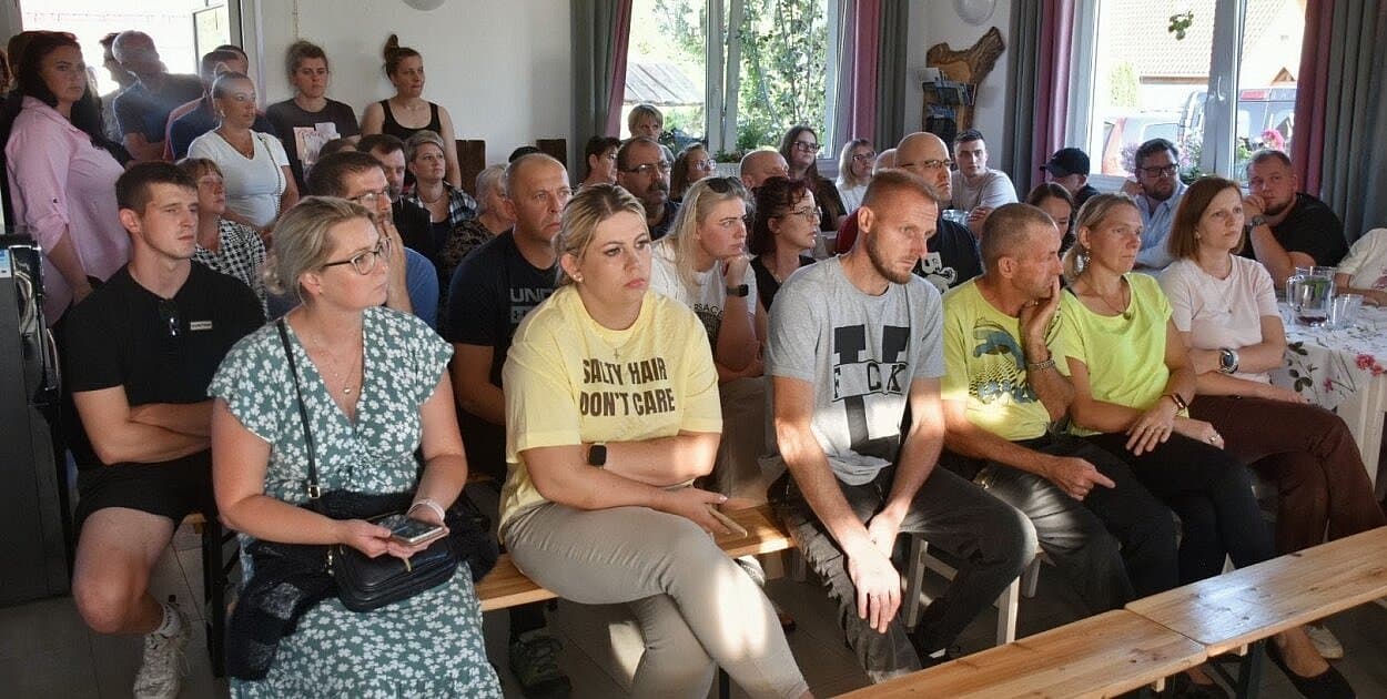 Kurnik NIEZGODY w Rokitach. Wójt bronił inwestora, a niezadowolonej wskazał… DRZWI