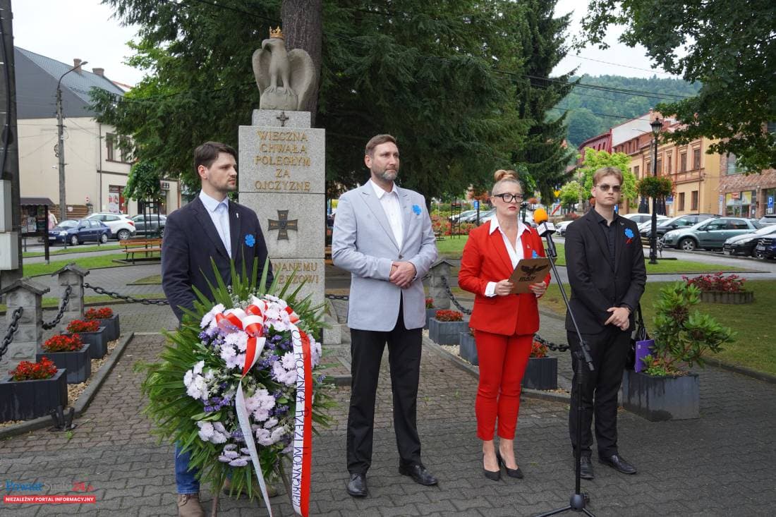 Kwiaty Wołynia w Makowie Podhalańskim. Symboliczny gest pamięci na rynku. Czytaj więcej