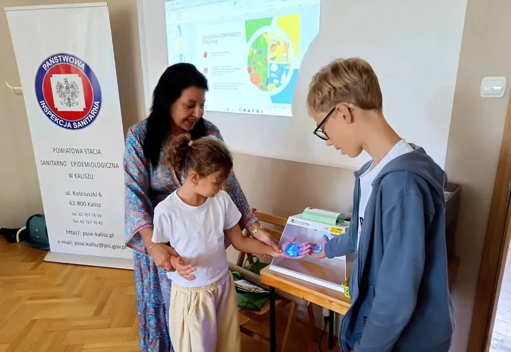 Lampa UV ujawniła prawdę o myciu rąk – edukacyjne zajęcia w Klubie Serbinów