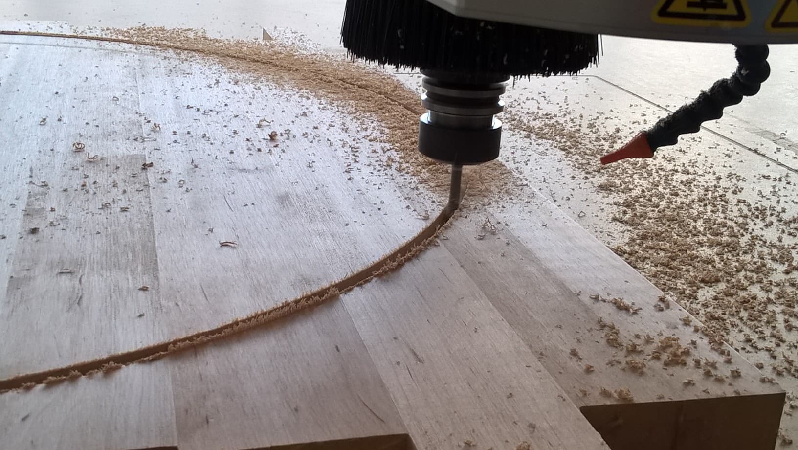 Laser czy frezarka CNC. Kiedy który proces wychodzi taniej