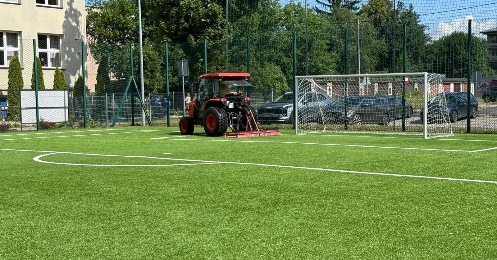 Lato pracy dla MOSiR-u. Remonty na basenie, orliku i w hali sportowej