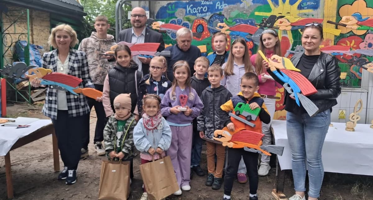 Legendy świętokrzyskie ożyły w drewnie. Finał Letniej Szkółki Rzeźbiarskiej w Starachowicach