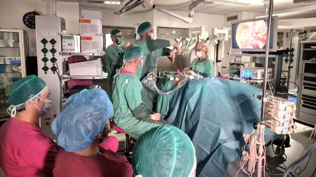 Lekarz z Piotrkowa w krajowej czołówce. Jest liderem chirurgii robotowej w regionie