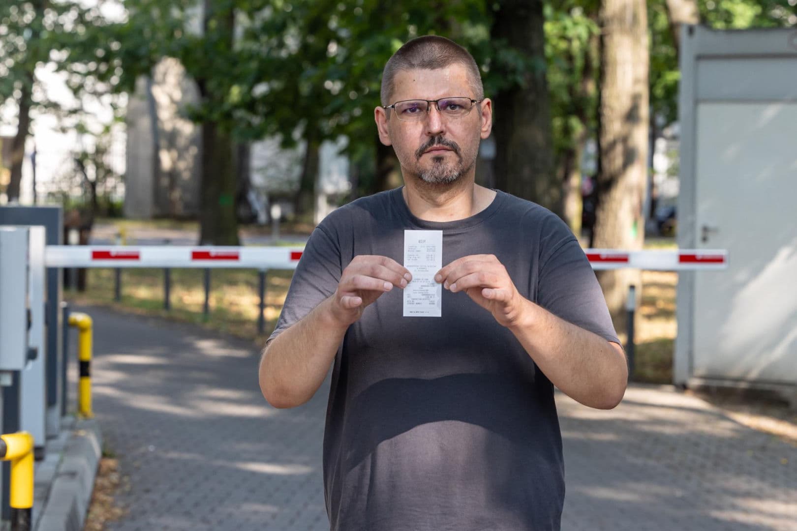 Lekarze ratowali mu życie, parking zabrał pół wypłaty. Mykola zapłacił 1350 zł za trzy dni pod szpitalem