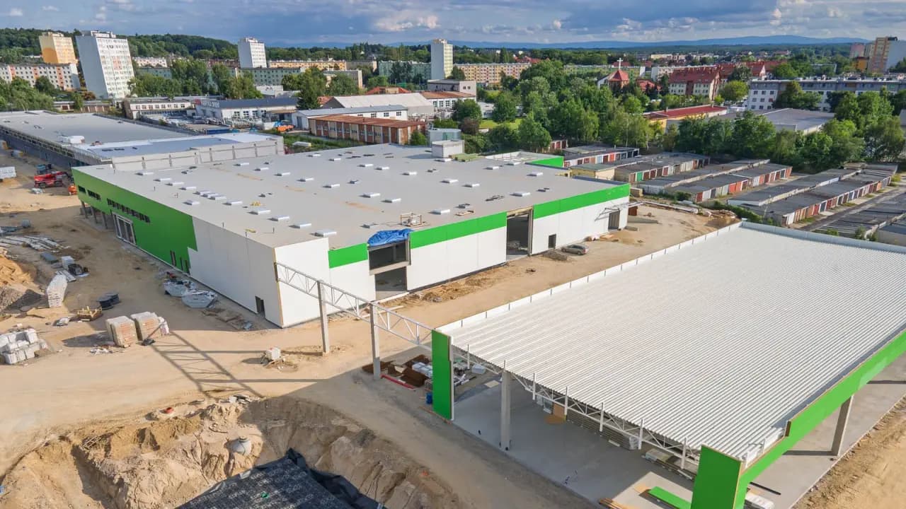 Leroy Merlin i park handlowy coraz bliżej otwarcia. Gotowy dach, nowa droga i rondo