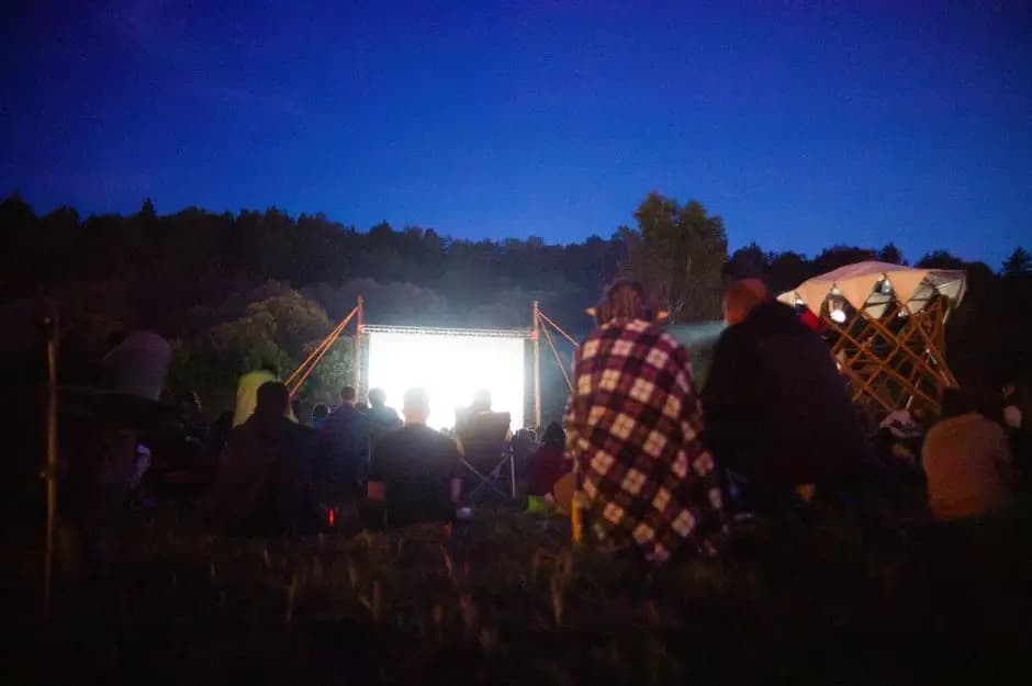 Letnie seanse filmowe w Tarasinie – kino pod gwiazdami w Kaliszu