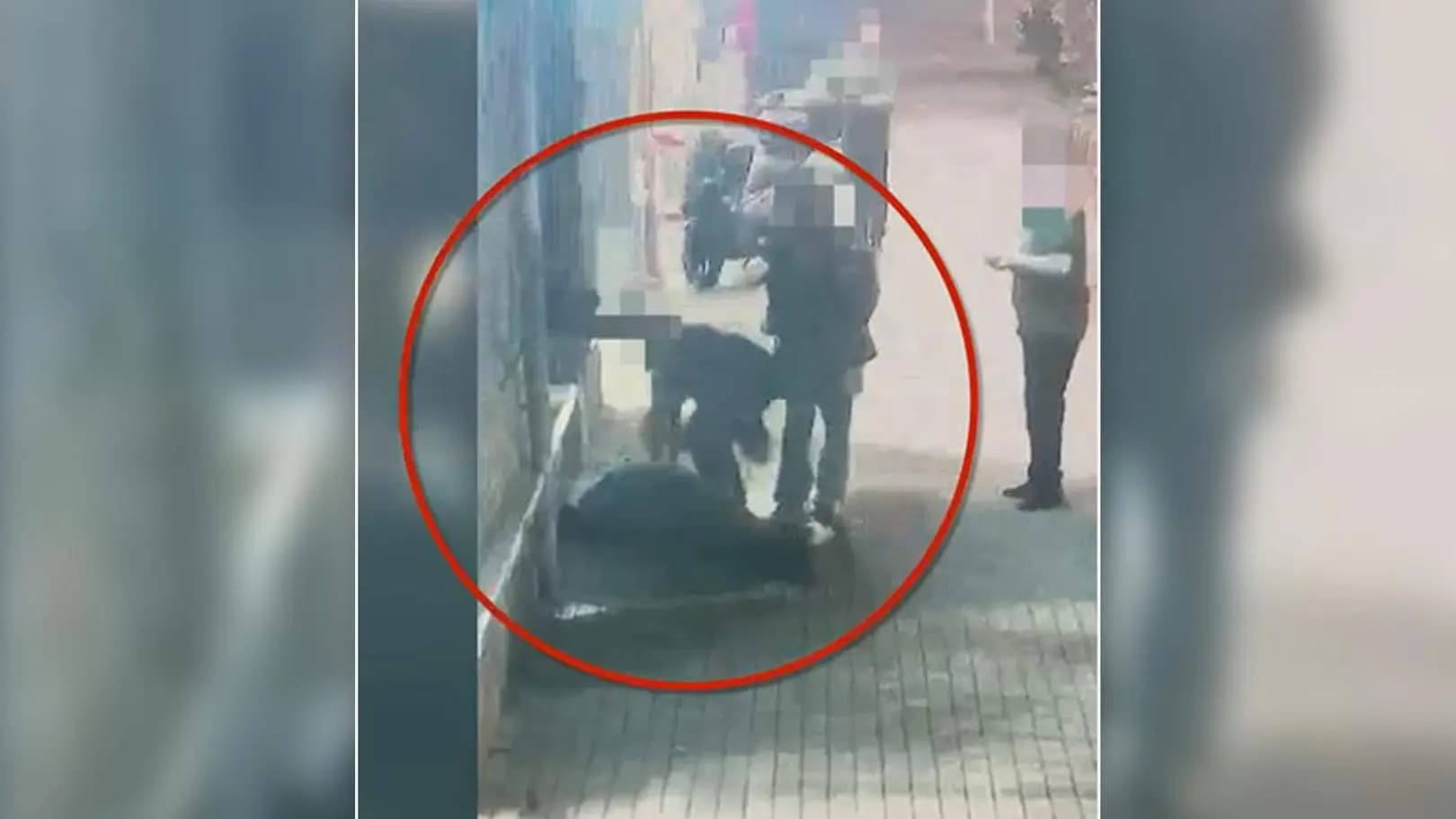 Leżał nieprzytomny na chodniku. Okradali go, zamiast wezwać pomoc. Zmarł