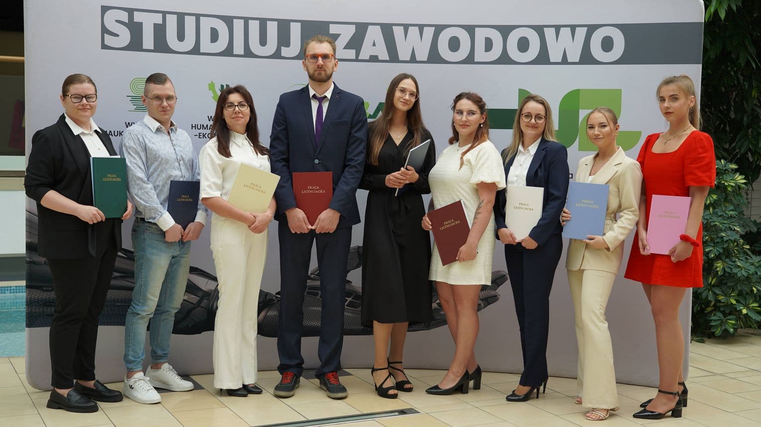Licencjaty z pielęgniarstwa obronione. Kolejni absolwenci PUZ w Suwałkach kończą pierwszy etap nauki