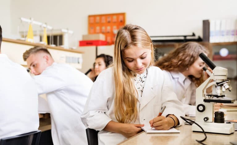 Limit przyjęć na studia na kierunku lekarskim wyniesie 10 tys. 705 miejsc; jest projekt