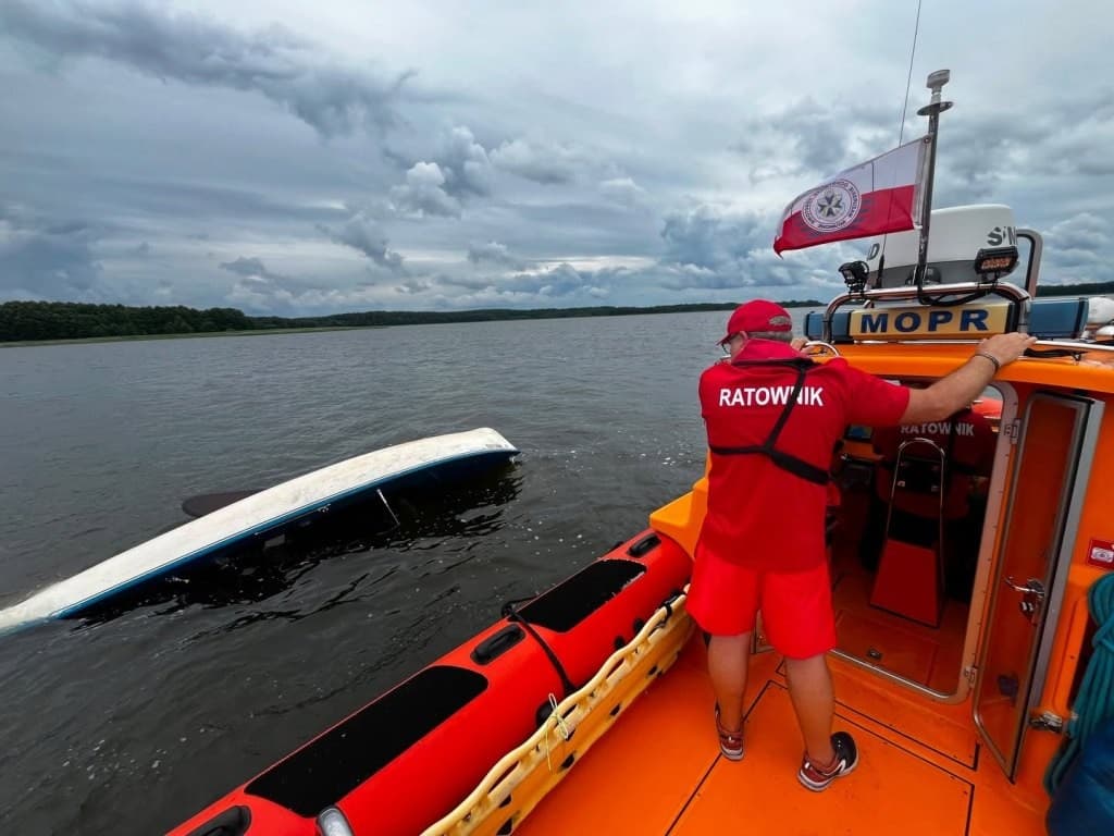 Łódź przewróciła się na jeziorze Stręgiel. Skrajnie wyziębieni czekali na pomoc