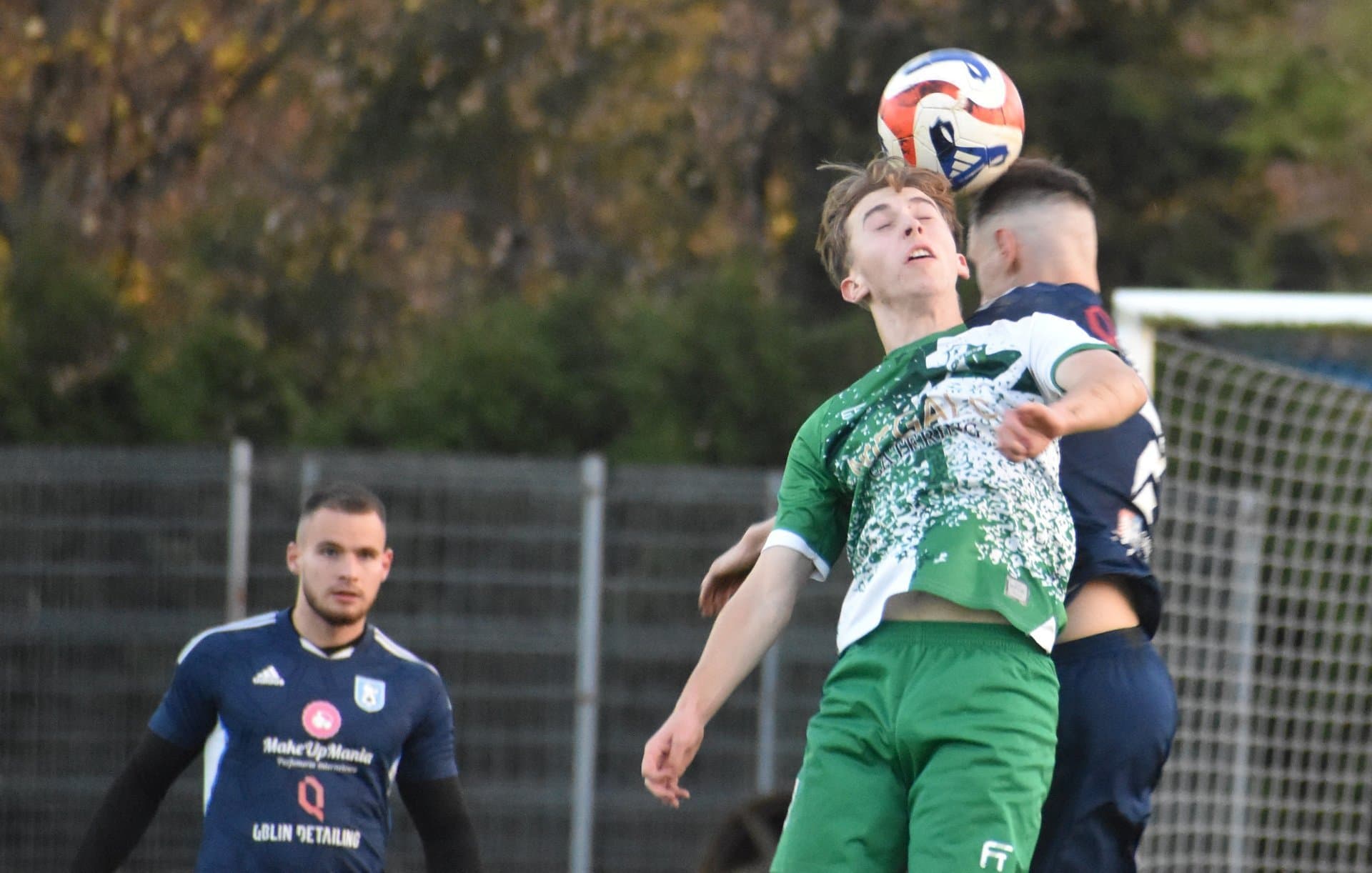 Lokalny futbol może być źródłem niezłego dochodu, a i tak o zawodników trzeba walczyć