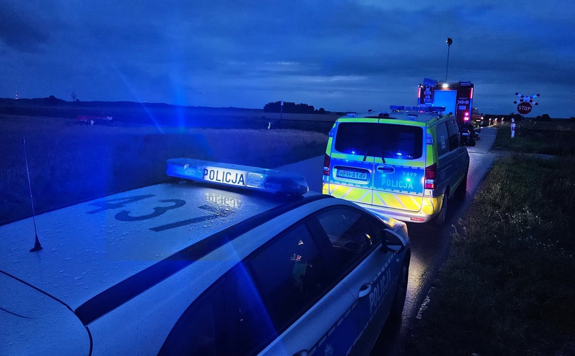 Lokomotywa staranowała auto na przejeździe. 44-letni kierowca nie przeżył