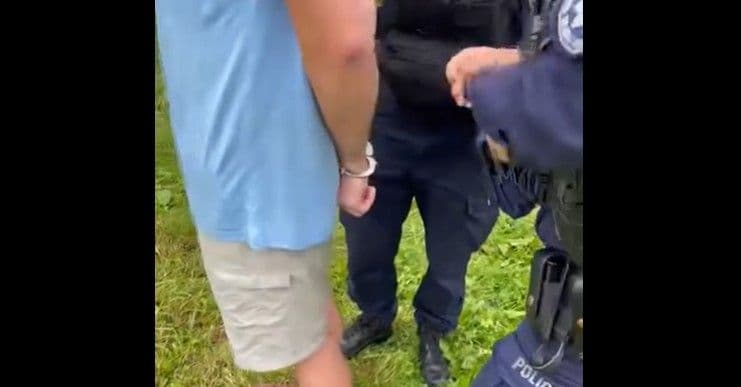 Łowcy pedofili dorwali Sebastiana pod Nowym Sączem. 34-latek został zatrzymany przez policję