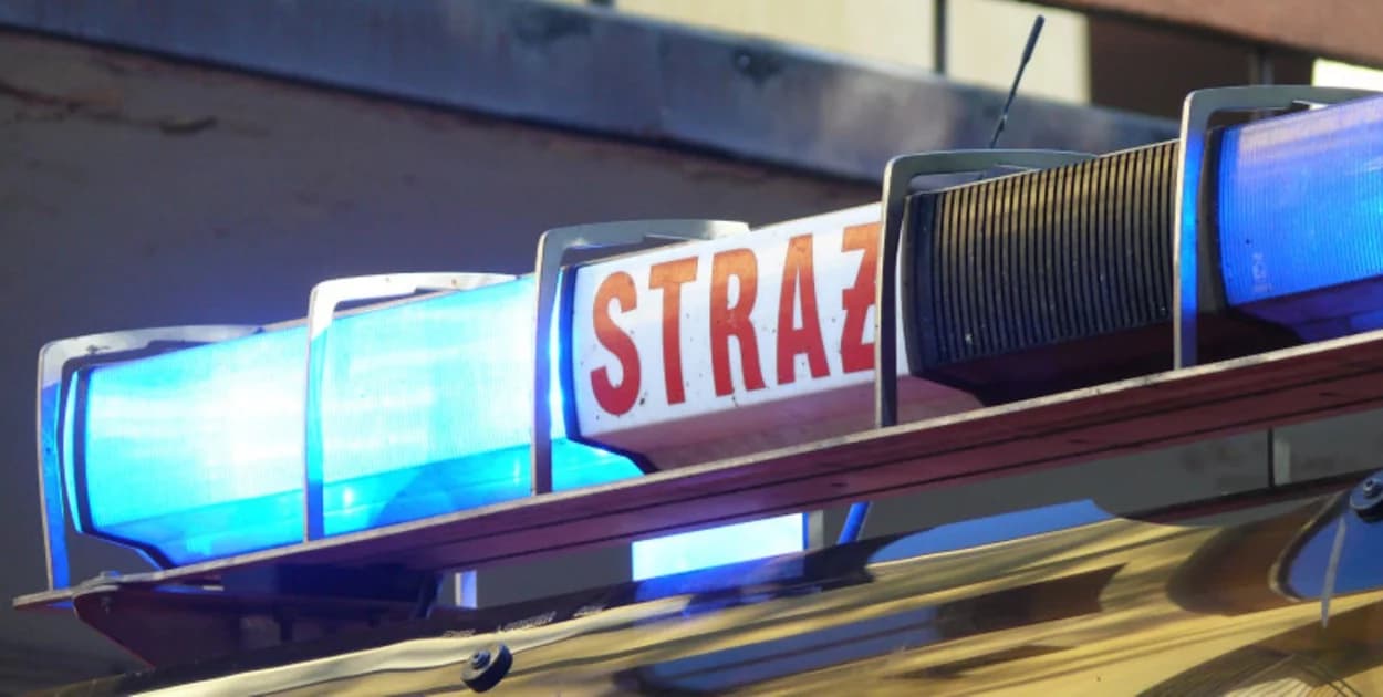Łowicz. Interwencja na os. Marii Konopnickiej. Służby zadysponowane, by pomóc starszej kobiecie