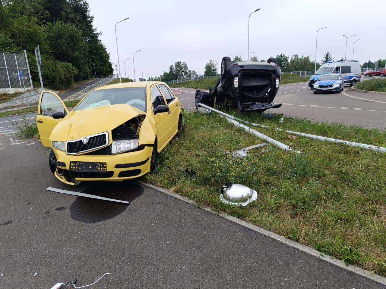 Lublin: zderzenie i dachowanie na rondzie 100-lecia KUL. Jedna osoba w szpitalu