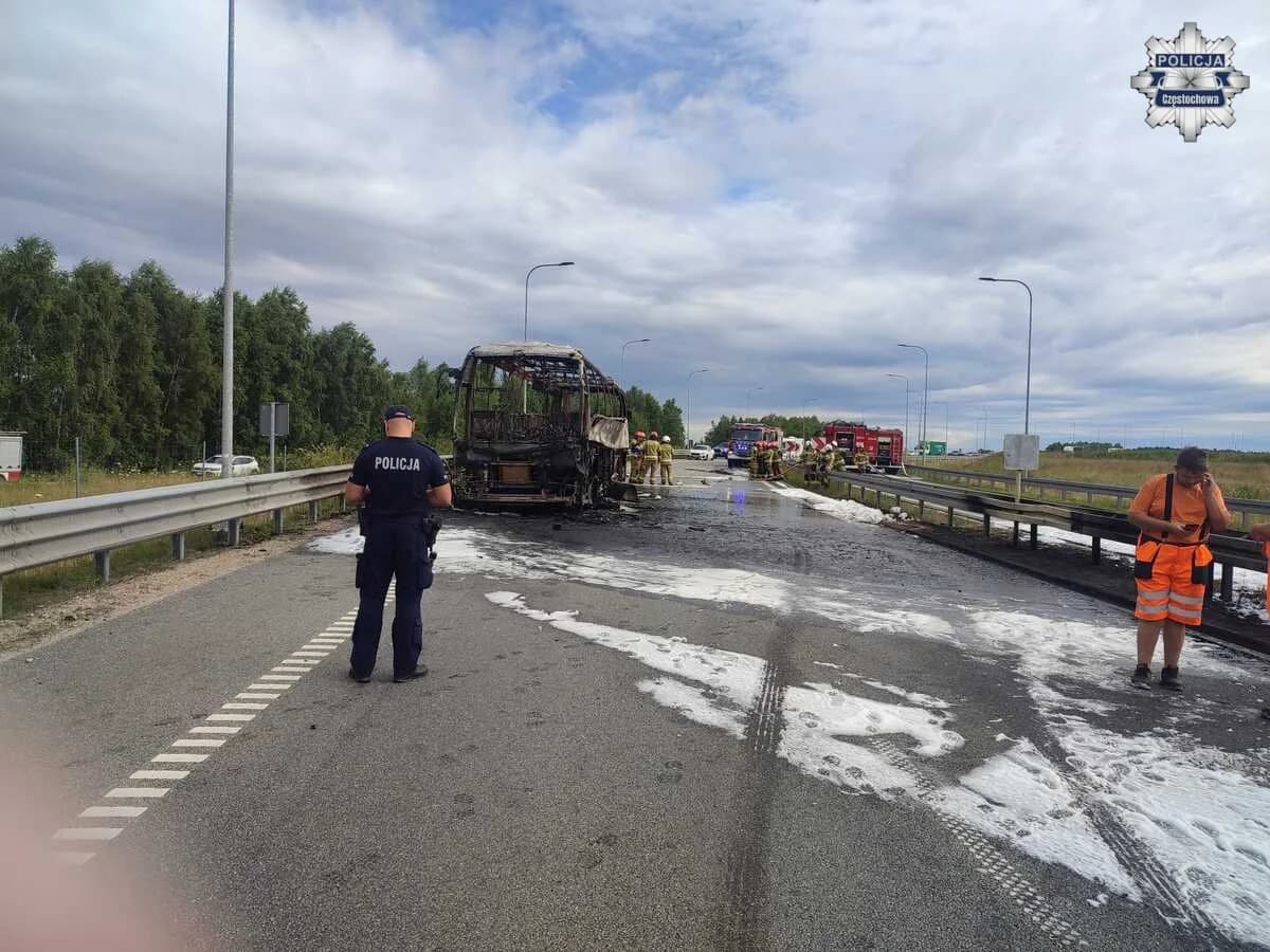 Lubojence: Autokar spłonął na zjeździe z A-1, 22 osoby bezpiecznie ewakuowane