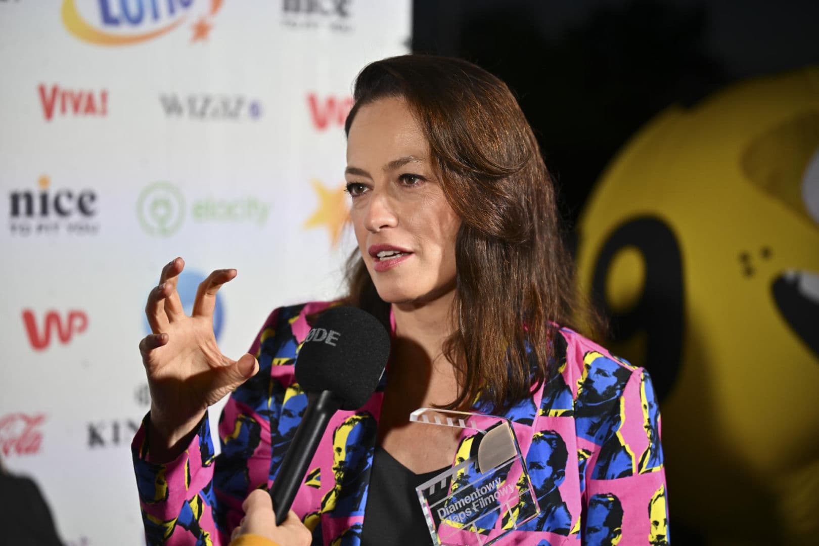 Magdalena Różczka zadziwia na czerwonym dywanie. Trudno uwierzyć w jej wiek