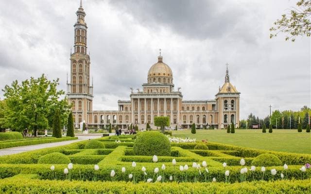 Magiczne miejsce czy szczyt kiczu? Tak wygląda największy kościół w Polsce! Zobacz zdjęcia