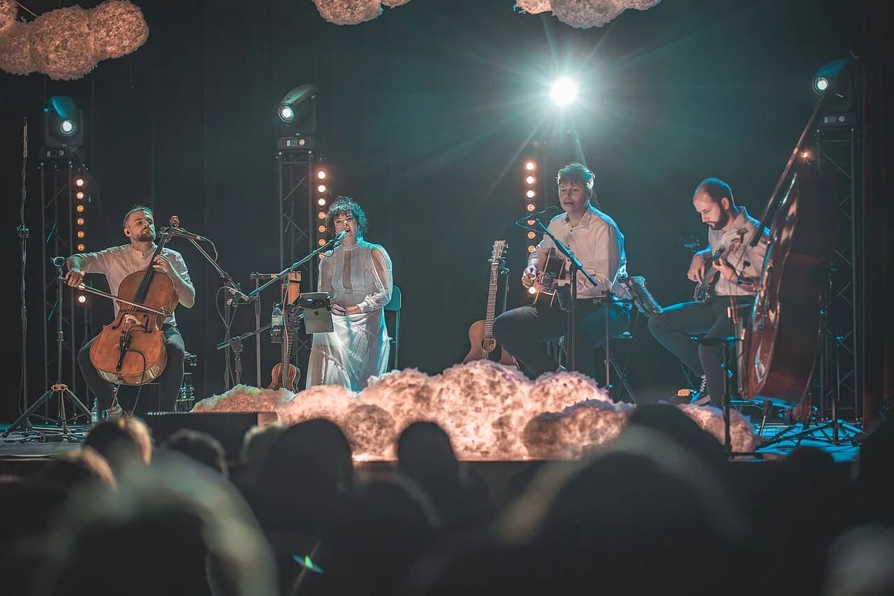 Magiczny wieczór z poezją w Iwoniczu-Zdroju. Zespół "Ponad Chmurami" zabierze nas w wyjątkową podróż