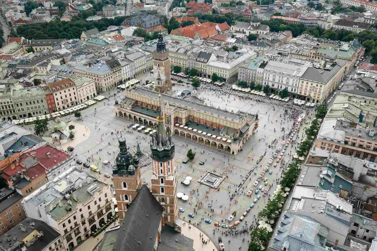 Maluchy opanowały Rynek Główny w Krakowie. Ponad 60 Fiatów 126p i dwa miliony złotych dla dzieci