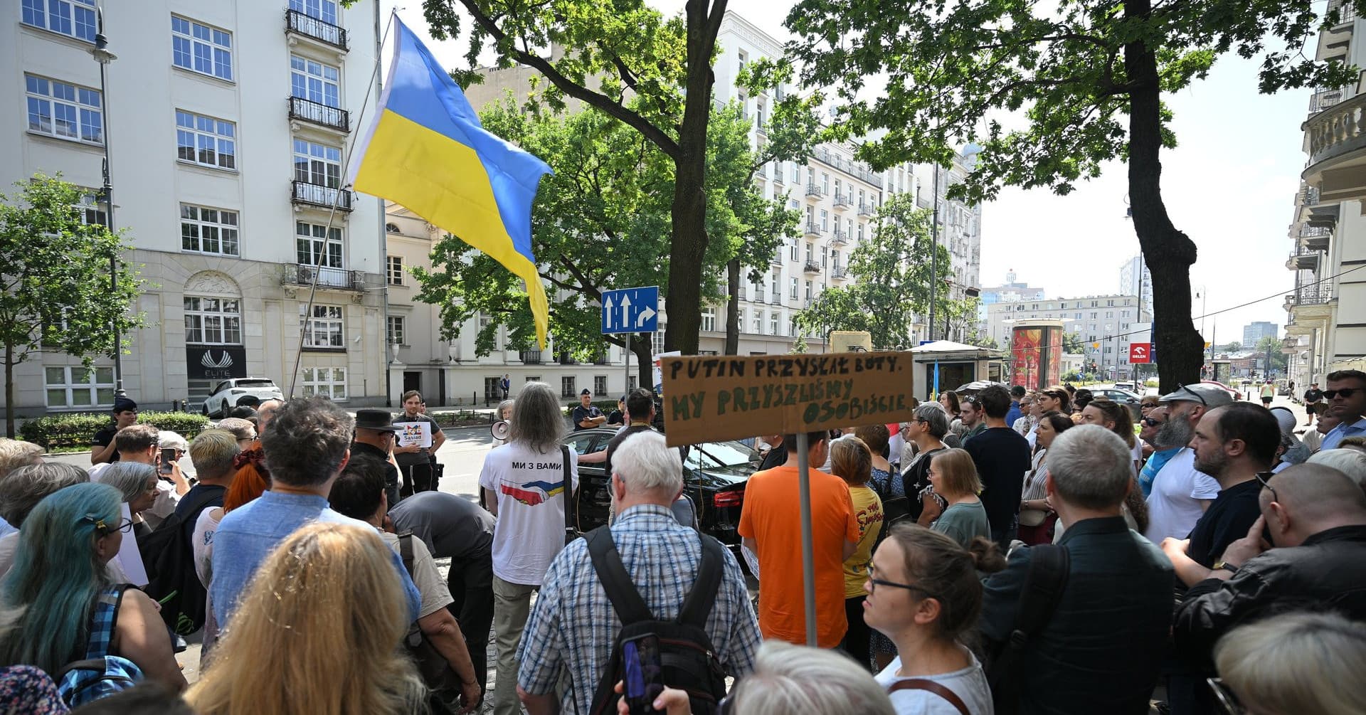 Manifestacja w obronie Ukraińców. Przed ambasadą zabrzmiał apel o solidarność
