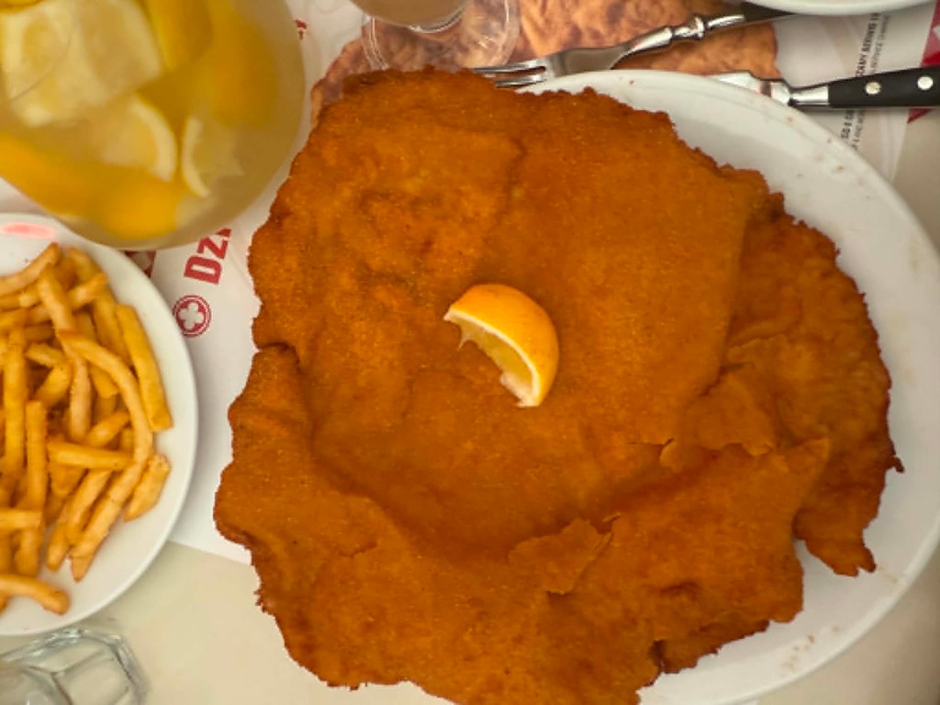 Masz mandat? W tej warszawskiej restauracji zamienią go na ogromnego sznycla! Nietypowa akcja przyciąga klientów