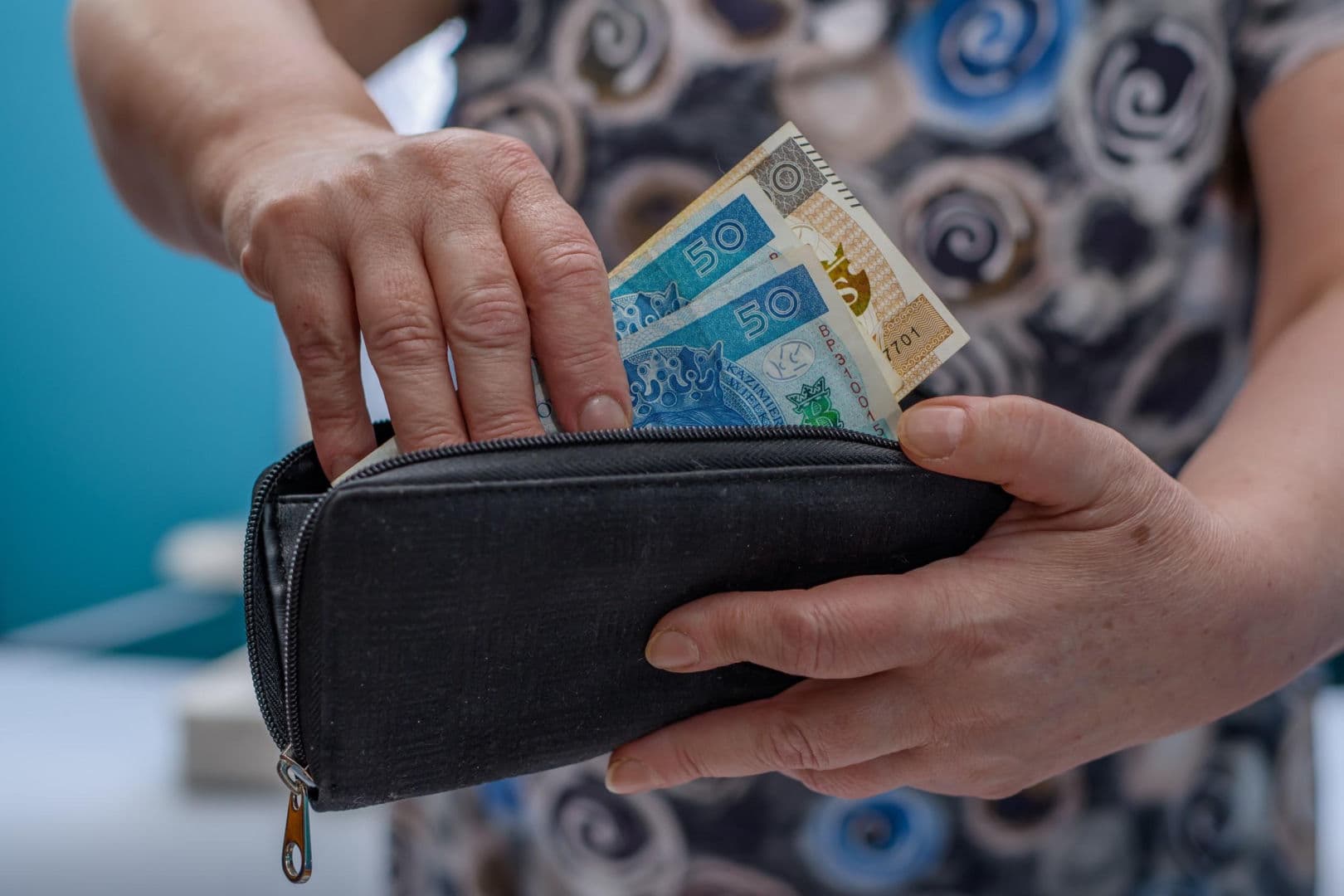 Masz takie banknoty w portfelu? Kasjer ma pełne prawo ich nie przyjąć
