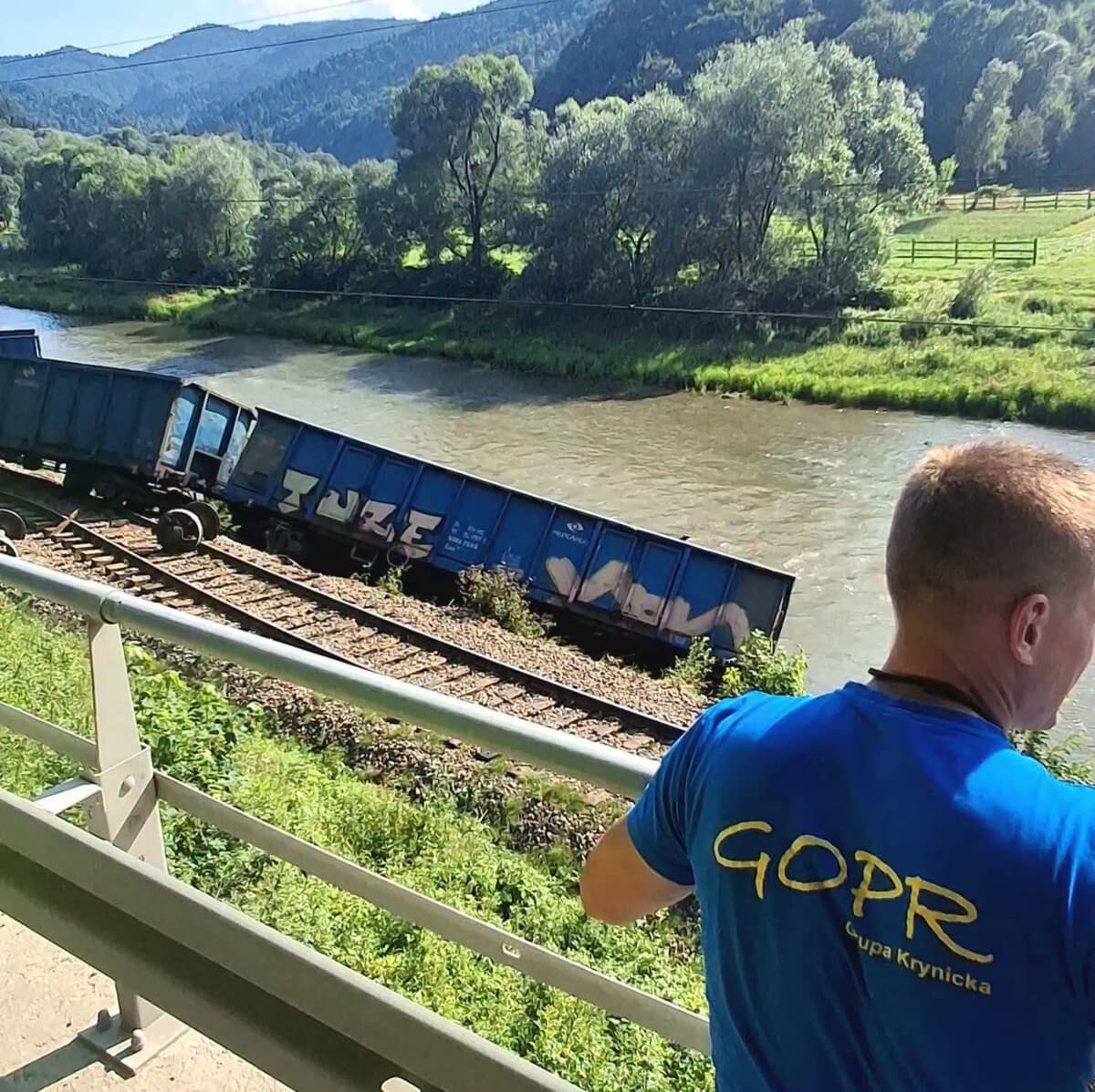 Maszynista trzeźwy, w 30 dni poznamy przyczyny wykolejenia pociągu. 25 wagonów już zabrano z miejsca wypadku