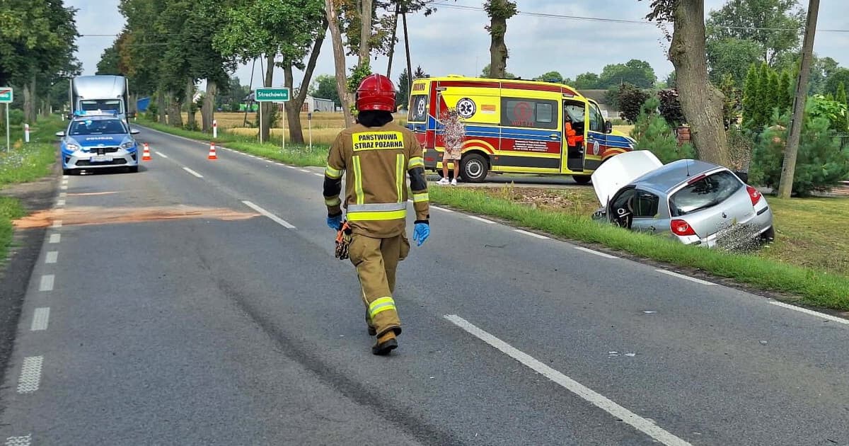 Mazda uderzyła w renault na DW632. Policja ukarała 19-latka mandatem