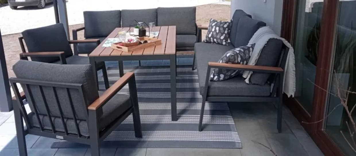 Meble aluminiowe na taras i do ogrodu – jak wybrać zestaw na wiele sezonów?