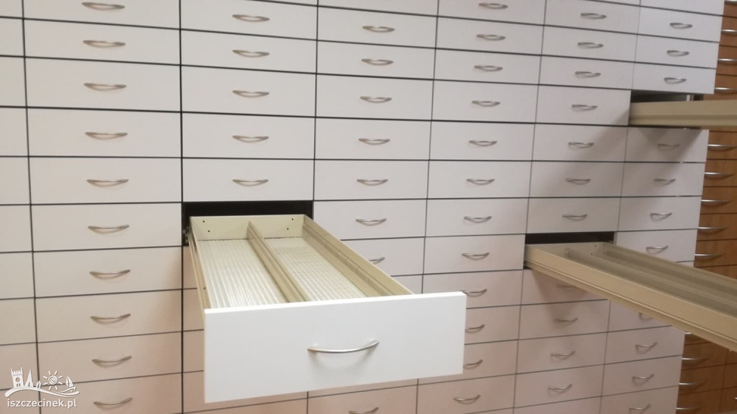 Meble apteczne-magazynowe szuflady głębokiego skladowania sprzedam używane